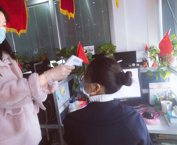 測(cè)體溫.jpg 測(cè)體溫.jpg